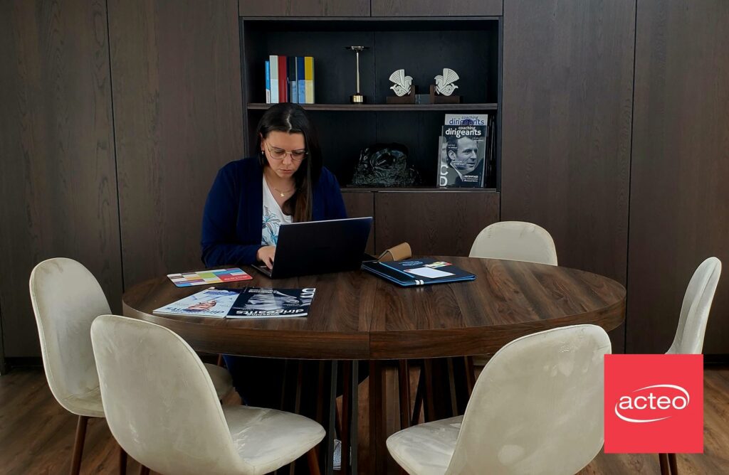 Femme en réflexion entrepreneuriale après un licenciement, accompagnée par Acteo Consulting