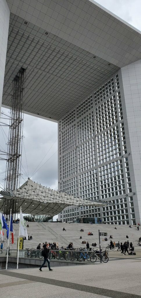 Vue de la Grande Arche de La Défense Paris quartier d’affaires architecture moderne